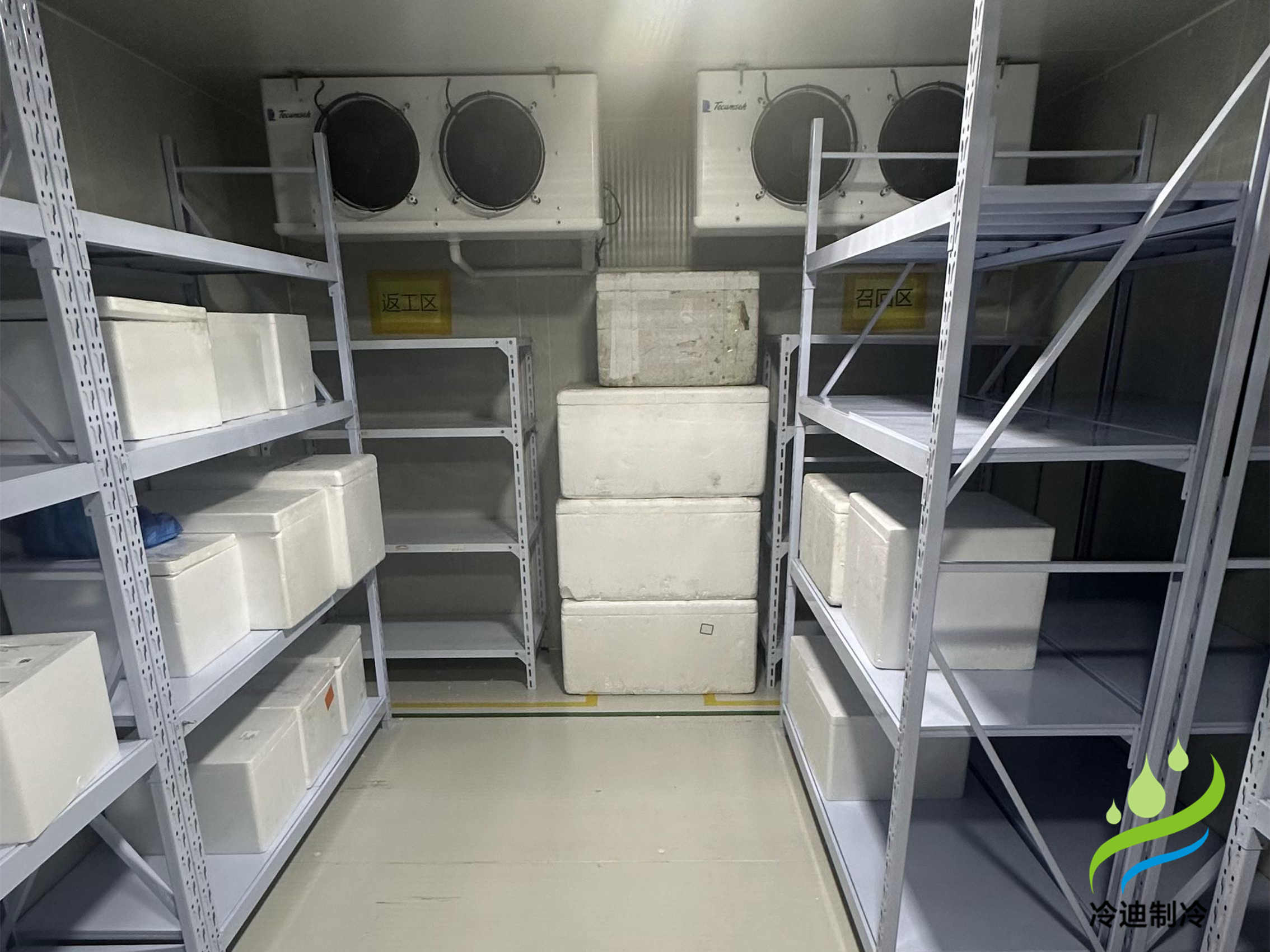 花3萬(wàn)元可以建造20-30平方的果蔬保鮮冷庫(kù)，10-20平方的-18℃冷凍庫(kù)，10-30平方的食品恒溫冷庫(kù)，20立方標(biāo)準(zhǔn)醫(yī)藥冷庫(kù)。配置采用六面體設(shè)計(jì)，聚氨酯保溫板搭建庫(kù)體，內(nèi)置吊頂式冷風(fēng)機(jī)，搭配艾默生谷輪機(jī)組，新亞洲智能節(jié)能電控箱，手動(dòng)半埋門，搭配風(fēng)幕機(jī)，此類配置是比較常見(jiàn)，也是較為穩(wěn)定的，小型冷庫(kù)可以訂制移動(dòng)款，集裝箱或活動(dòng)式，全國(guó)乃至國(guó)外均可發(fā)貨。